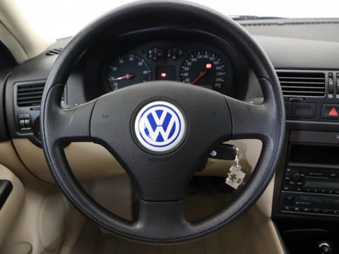 Volkswagen BORA 1.6 CONCEPTLINE 4P