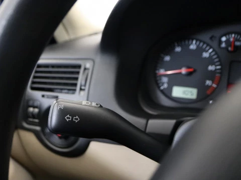 Volkswagen BORA 1.6 CONCEPTLINE 4P