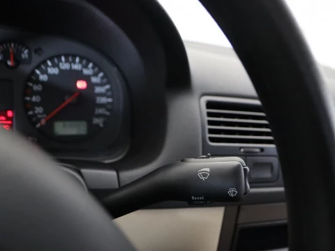 Volkswagen BORA 1.6 CONCEPTLINE 4P