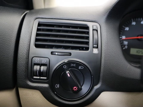 Volkswagen BORA 1.6 CONCEPTLINE 4P