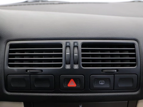 Volkswagen BORA 1.6 CONCEPTLINE 4P