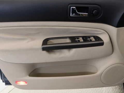 Volkswagen BORA 1.6 CONCEPTLINE 4P