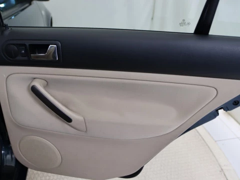 Volkswagen BORA 1.6 CONCEPTLINE 4P