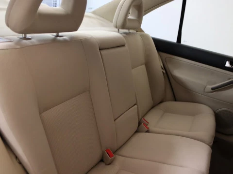 Volkswagen BORA 1.6 CONCEPTLINE 4P