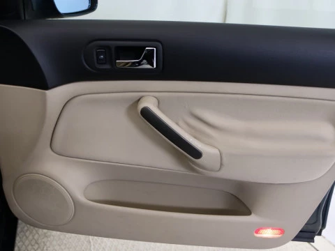 Volkswagen BORA 1.6 CONCEPTLINE 4P