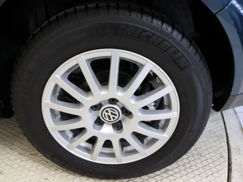 Volkswagen BORA 1.6 CONCEPTLINE 4P