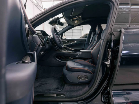 Aston Martin DBX 707 V8