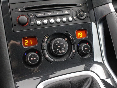 Peugeot 3008 PEUGEOT 3008 STYLE VTI 1598 GASOLINA 120 5P