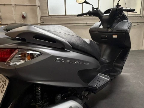 Suzuki Bugman 200 GRIS