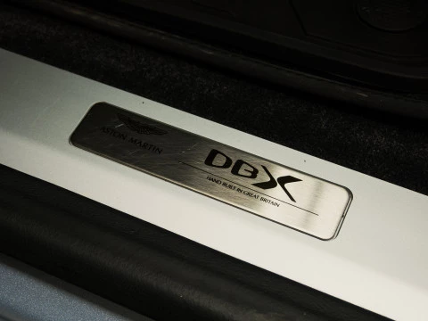 Aston Martin DBX 707