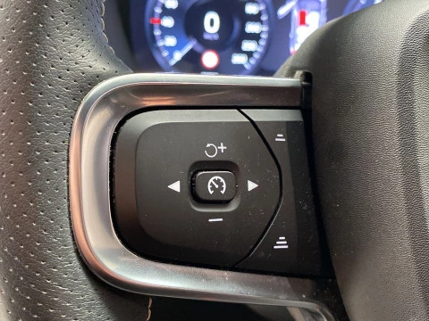 Volvo XC40 1.5 T2 R-DESIGN AUTO 5P