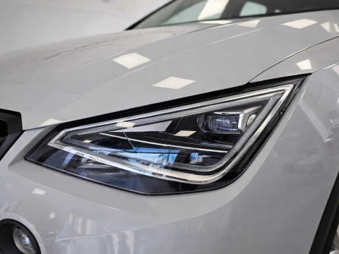Vista del faro delantero del Seat Arona 1.0 TSI (115CV) Style XL.
