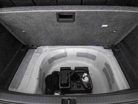 Interior del doble fondo del maletero del Seat Arona 1.0 TSI (115CV) Style XL.