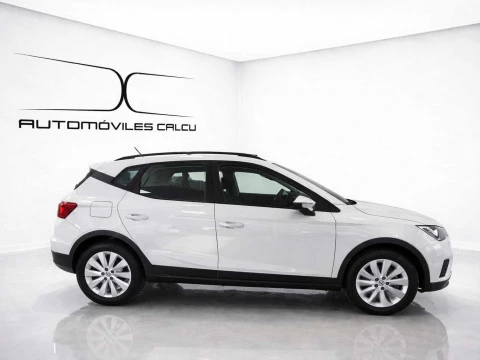 Vista perfil derecho del  Seat Arona 1.0 TSI (115CV) Style XL.