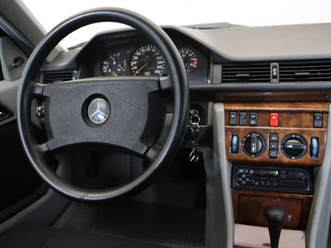 Mercedes-Benz E-CLASS 300 CE 24V 2P