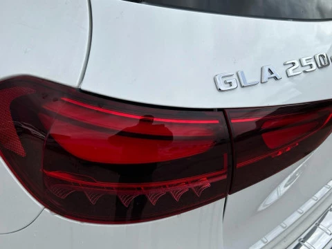 Mercedes-Benz GLA  250 e con tecnologia hibrida EQ