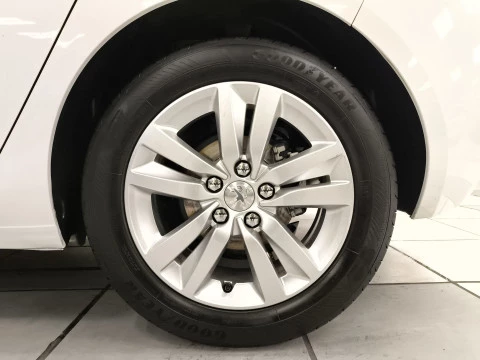 Peugeot 308 PureTech 130 SANDS Style 96 kW (130 CV)