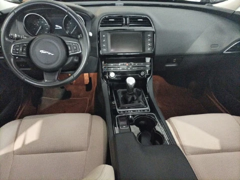 Jaguar XE 2.0 Diesel RWD 132kW Pure