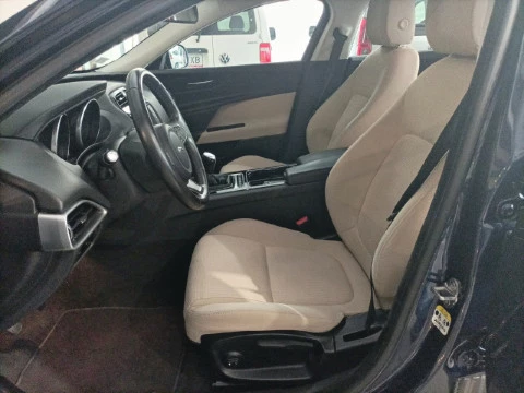 Jaguar XE 2.0 Diesel RWD 132kW Pure
