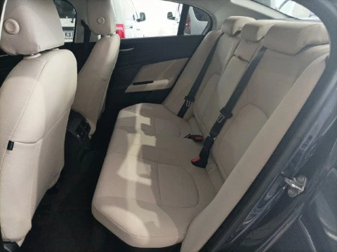 Jaguar XE 2.0 Diesel RWD 132kW Pure