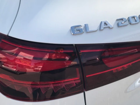 Mercedes-Benz GLA  200 d