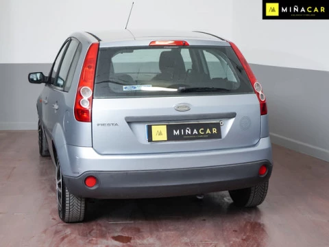 Ford Fiesta 1.3 Ambiente 51 kW (70 CV)