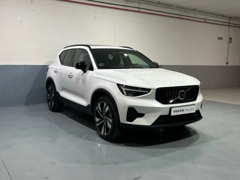 Volvo XC40 Plus, B3 Mild Hybrid, Gasolina, Dark
