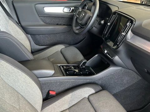 Volvo XC40 Plus, B3 Mild Hybrid, Gasolina, Dark