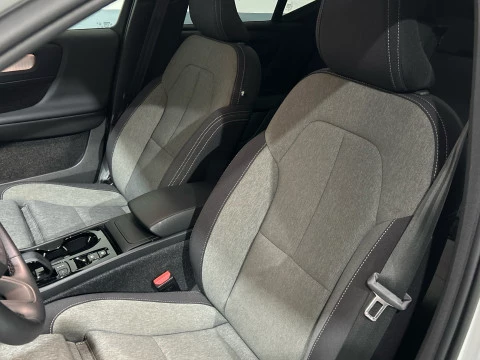 Volvo XC40 Plus, B3 Mild Hybrid, Gasolina, Dark