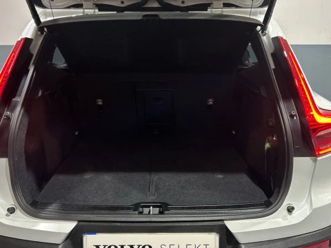 Volvo XC40 Plus, B3 Mild Hybrid, Gasolina, Dark