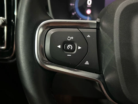 Volvo XC40 Plus, B3 Mild Hybrid, Gasolina, Dark