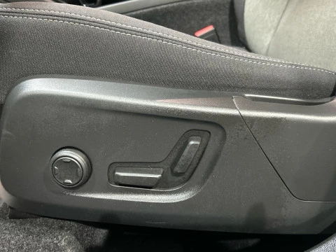 Volvo XC40 Plus, B3 Mild Hybrid, Gasolina, Dark