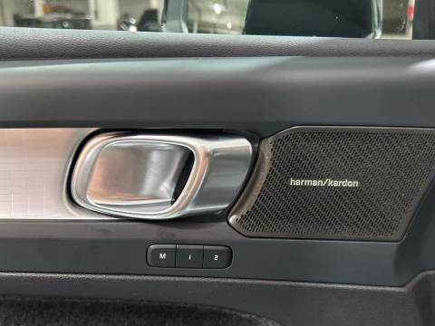 Volvo XC40 Plus, B3 Mild Hybrid, Gasolina, Dark