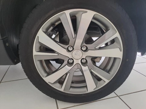 Peugeot 2008 1.2 PURETECH 81KW ALLURE AUTO 5P