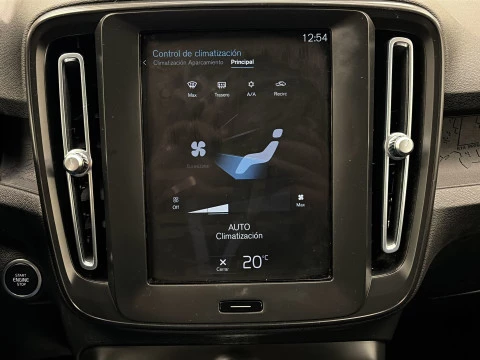 Volvo XC40 T3 Momentum Core Auto 120 kW (163 CV)