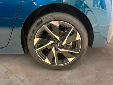 Peugeot 308 5P Allure Hybrid MHEV 145 e-DCS6