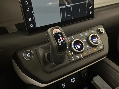 Land Rover Defender 3.0D I6 250 X-Dyn SE 110 AT 4WD MHEV