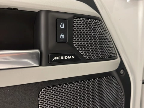 Land Rover Defender 3.0D I6 250 X-Dyn SE 110 AT 4WD MHEV