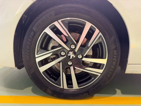 Peugeot 208 PureTech 100 Allure Pack EAT8 75 kW (100 CV)