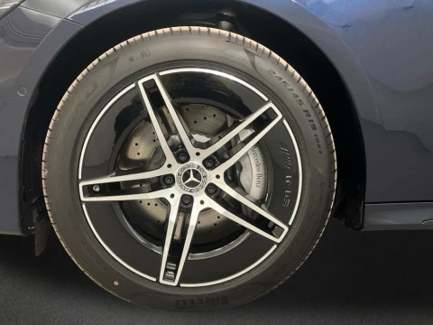 Mercedes-Benz Clase E 300 de berlina con tecnología híbrida EQ