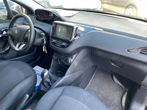 Peugeot 208 5P Signature 1.2L PureTech 60KW (82CV)