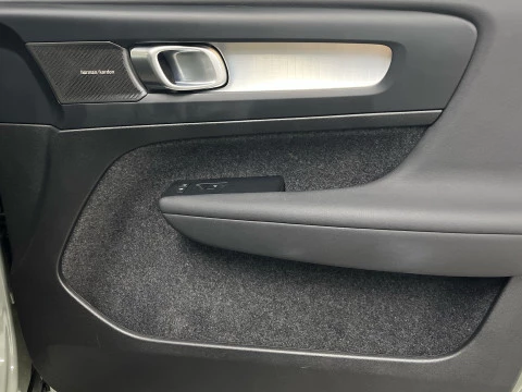 Volvo XC40 XC40 Plus, B3 Mild Hybrid, Gasolina, Dark