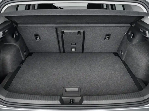 Maletero Volkswagen Golf Más 2.0 TDI 85kW (115CV) con capaciodad de 381 litros.