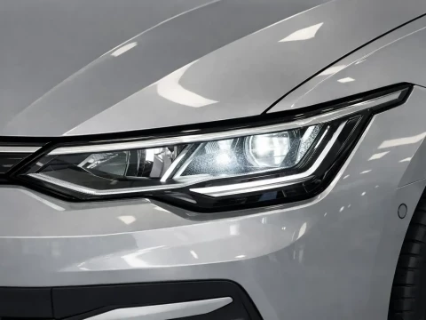 Vista del faro delantero del Volkswagen Golf Más 2.0 TDI 85kW (115CV).
