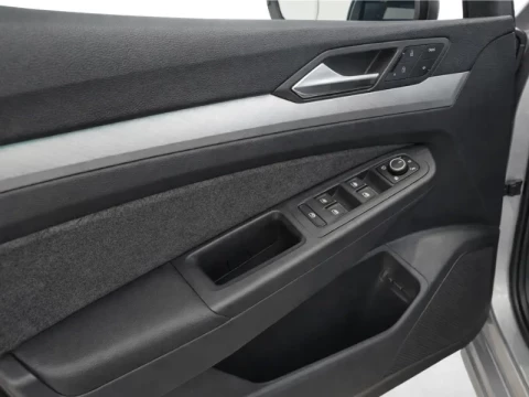 Botones de control en puerta del piloto del Volkswagen Golf Más 2.0 TDI 85kW (115CV).