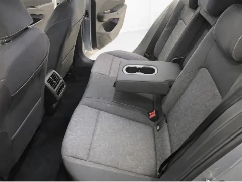 Plazas traseras amplias y confortables para pasajeros.