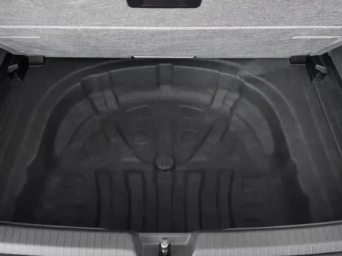 Interior del doble fondo del maletero del Volkswagen Golf Más 2.0 TDI 85kW (115CV).
