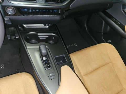 Lexus UX 2.0 300h UX Plus