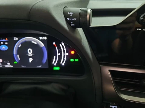 Lexus UX 2.0 300h UX Plus