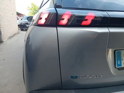 Peugeot e-2008 Eléctrico Allure 136 (100kW)